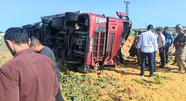 Viranşehir'de saman yüklü kamyon kaza yaptı!