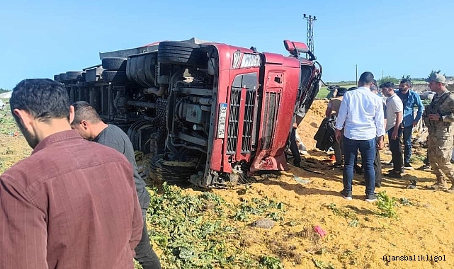 Viranşehir'de saman yüklü kamyon kaza yaptı!