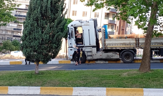 Direksiyonu kilitlenen tır kaldırıma çıktı