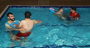 Haliliye’de engelli çocuk havuzunda yüzme eğitimleri devam ediyor 