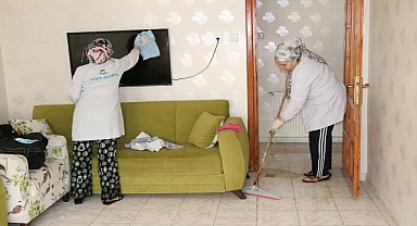 Haliliye’de evde bakım hizmeti ile haneler temizleniyor 