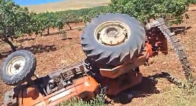 Hilvan'da traktör devrildi! Sürücü yaralandı