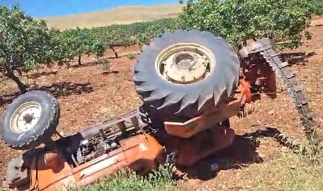 Hilvan'da traktör devrildi! Sürücü yaralandı