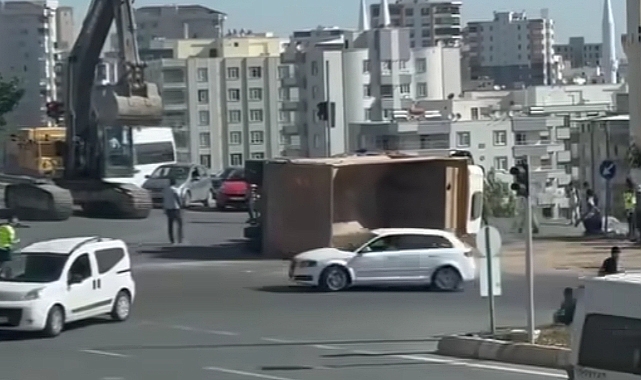 Karaköprü'de kontrolden çıkan kamyon yola devrildi!