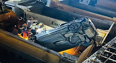 Kontrolden çıkan otomobil kamyonun kasasına girdi 