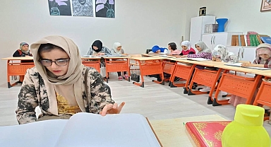 Kur’an-ı Kerim'i parmak uçlarıyla hatim etti