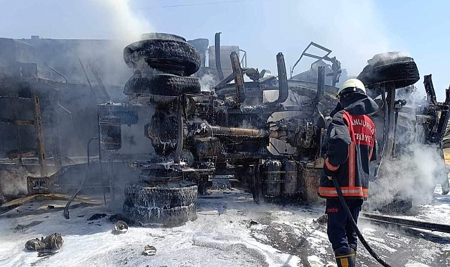 Viranşehir-Mardin yolunda tır yangını! Yaralılar var