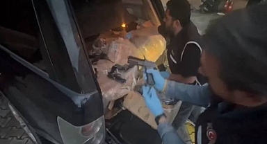 Bir Araçta Yapılan Aramada, Çok Sayıda Silah Ele Geçirildi! 