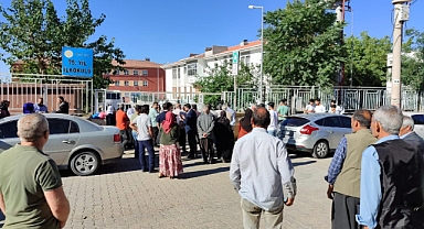 Hilvan'da seçim heyecanı yaşanıyor! Vatandaşlar okullara akın etti 