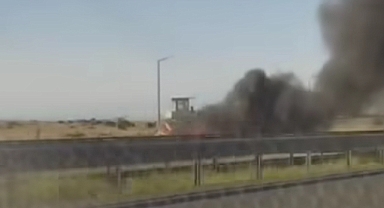 Hilvan Yolunda Seyir Halindeki Araç Alev Topuna Döndü!