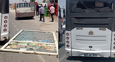 Kontrolden Çıkan Pikap, Kırmızı Işıkta Duran Otobüse Çarptı! 