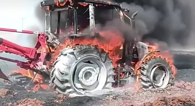 Urfa'da Ekili Tarlada Çıkan Yangında, Traktör Küle Döndü!