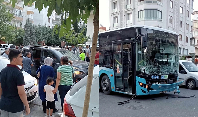 Urfa'da Yolcu Otobüsü İle Hafif Ticari Araç Çarpıştı