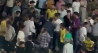 Urfa'nın İlçesinde Ortalık Karıştı! İki Grup Birbirine Girdi