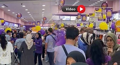 Urfalılar ile Suriyeliler Makyaj Ürünlerini Almak İçin Birbirleriyle Yarıştı