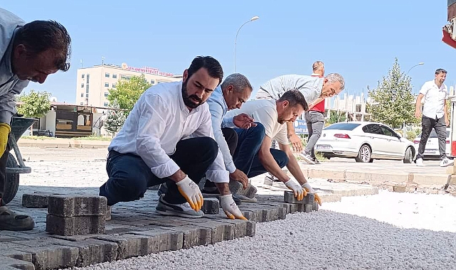 Eldivenleri Taktı, İşçilerle Taş Döşedi