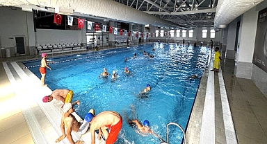 Eyyübiyeli Gençler Soluğu Yüzme Havuzunda Alıyor