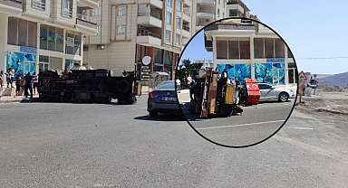 Urfa'da Ev Taşıyan Nakliye Asansörü, Bir Aracın Üstüne Devrildi! 