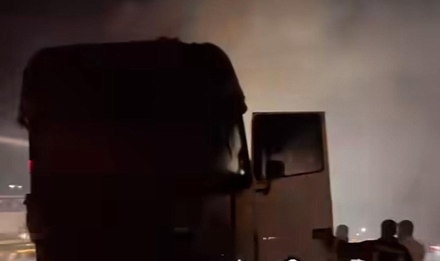 Urfa'da Seyir Halindeki Tır Yanarak Küle Döndü