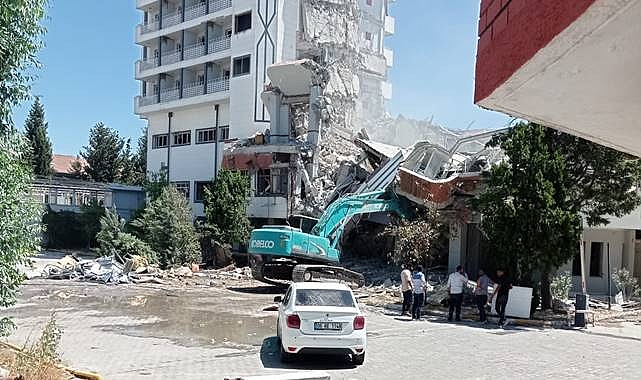 Urfa Öğretmen Evi Yıkımında Faciadan Dönüldü! Bina Kepçenin Üzerine Yıkıldı