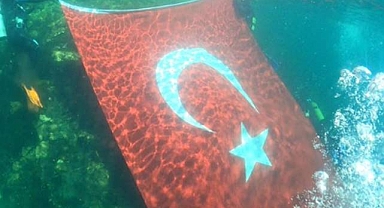 Şanlıurfa’da Dalgıçlar Fırat Nehri’nde Türk Bayrağı Açtı