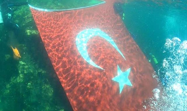 Şanlıurfa’da Dalgıçlar Fırat Nehri’nde Türk Bayrağı Açtı