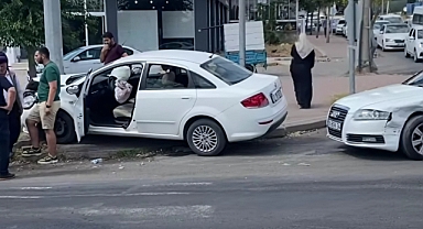 Siverek'te Kontrolden Çıkan Araç Aydınlatma Direğine Çarptı! 