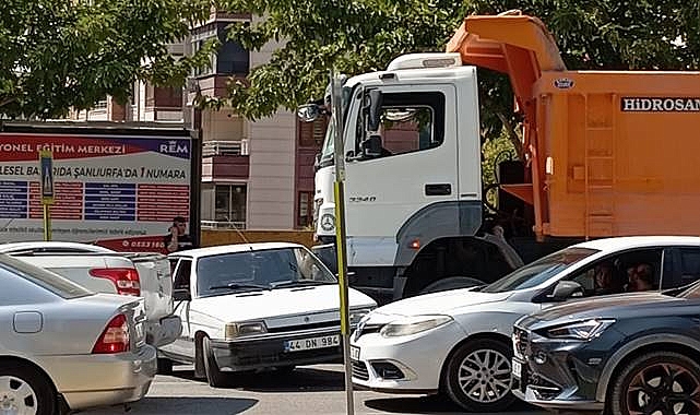 Urfa'da Kamyon Otomobili Sürükledi