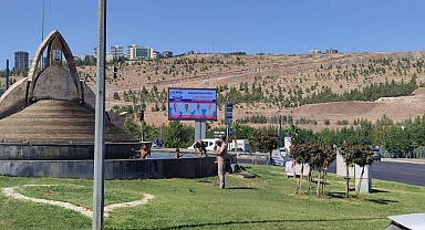 Urfa’da Tehlikeye Aldırış Etmeyen Çocuklar Süs Havuzuna Giriyor!