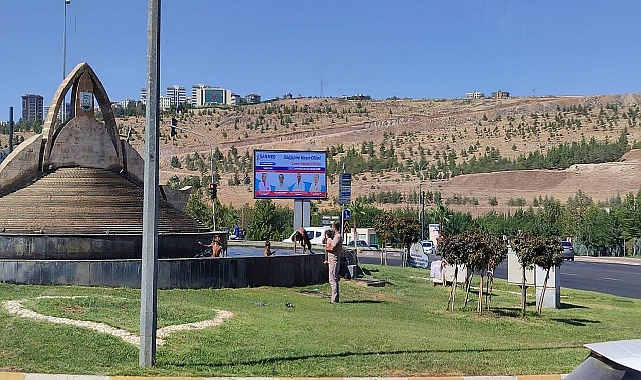 Urfa’da Tehlikeye Aldırış Etmeyen Çocuklar Süs Havuzuna Giriyor!