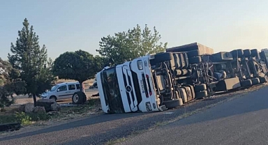 Viranşehir’de Kaza! TIR Yola Devrildi
