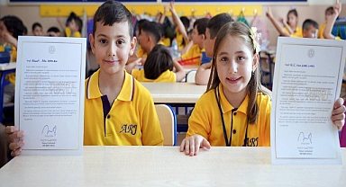 Bakan Tekin'den İlkokula Yeni Başlayan Öğrencilere Unutulmayacak Hatıra