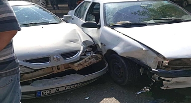 Siverek’te İki Otomobil Çarpıştı!