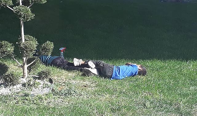 Sokakta Çalışan Çocuk Sayısı Artıyor! Yol Kenarında Uyuyakaldılar