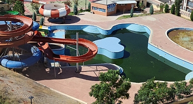 Su Sızıntısı Gerekçesiyle Hizmete Açılmayan Havuz Kokmaya Başladı