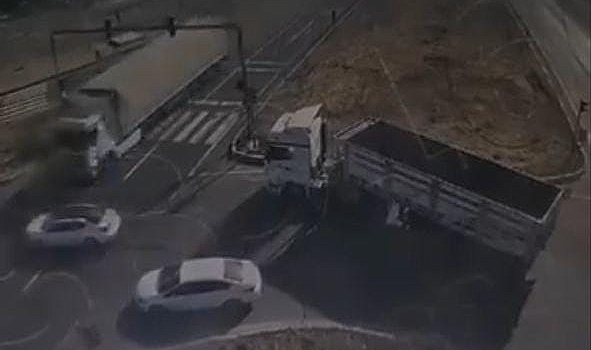 Urfa'da Tır Otomobili Biçti! Bir Kişi Can Verdi