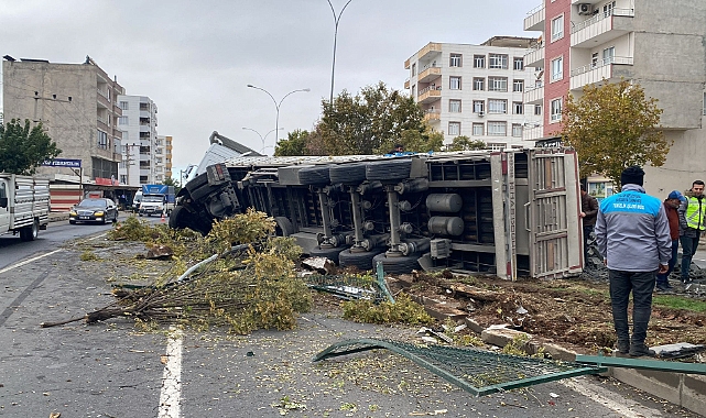 Hilvan'da Faciadan Dönüldü! Seyir Halindeki Tır Devrildi