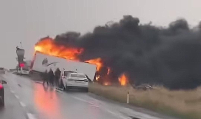 Şanlıurfa'da Bir Tır Alevlere Teslim Oldu