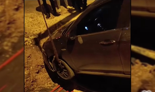 Urfa'da Çukura Düşen Araç Vinç Yardımıyla Kurtarıldı