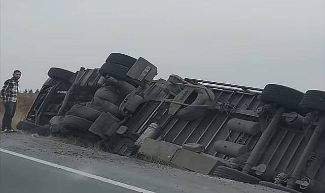 Urfa’da Kontrolden Çıkan Tır Şarampole Devrildi! 
