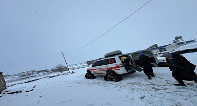 Şanlıurfa'da Karla Kapanan Yolda Hastalara Paletli Ambulans İle Ulaşıldı