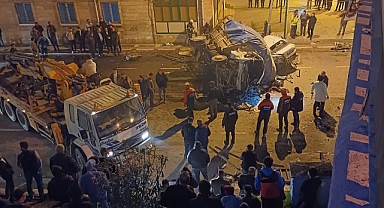 Urfa'da Kamyon Köprüden Araçların Üstüne Düştü