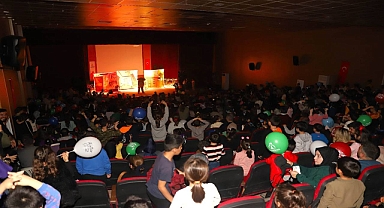 Karaköprü'de Çocuklar Tiyatro Gösterisiyle Doyasıya Eğlendi