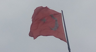 Şanlıurfa'da Abide Kavşağındaki Dev Bayrak Yırtıldı!