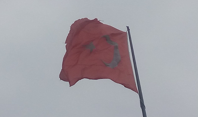 Şanlıurfa'da Abide Kavşağındaki Dev Bayrak Yırtıldı!