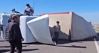 Şanlıurfa’da Kontrolden Çıkan TIR Devrildi! Sürücü Yaralandı 