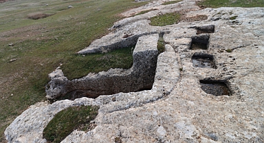 Şanlıurfa'da Libasyon Çukurlu Kaya Mezar Kayıt Altına Alındı  