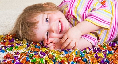 Şeker Tüketimine Dikkat! Bayramda Miniklerin Dişlerini Korumanın Yolları