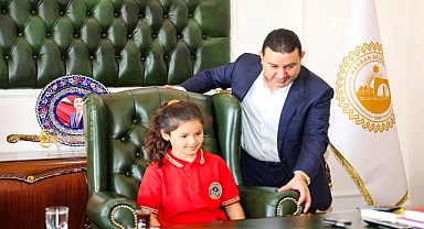 Başkan Özyavuz Koltuğunu Minik Zeynep'e Devretti