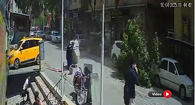 Haliliye’de Şiddetli Rüzgar Ağacı Devrirdi: Araçlar Zarar Gördü